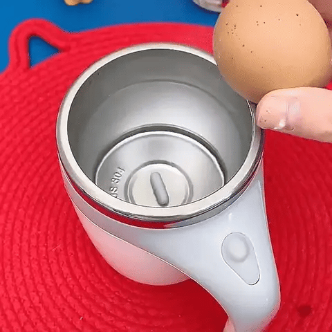 TAZA USB BATIDORA MAGNÉTICA™ 380ML – DISEÑO ELEGANTE EN CAFÉ Y BLANCO.