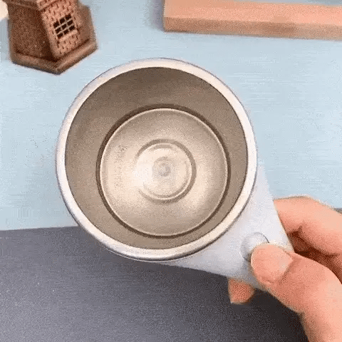 TAZA USB BATIDORA MAGNÉTICA™ 380ML – DISEÑO ELEGANTE EN CAFÉ Y BLANCO.