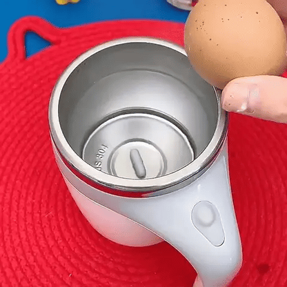 TAZA USB BATIDORA MAGNÉTICA™ 380ML – DISEÑO ELEGANTE EN CAFÉ Y BLANCO.